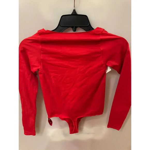 SKIMS ESSENTIAL LONG SLEEVE SCOOP
NECK BODYSUIT | RED (L/XL) - Picture 3 of 4